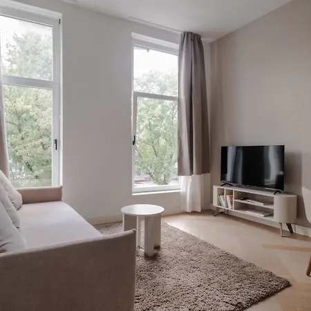 Luxury Steps Away From Station *