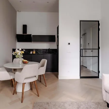 Luxury Steps Away From Station *