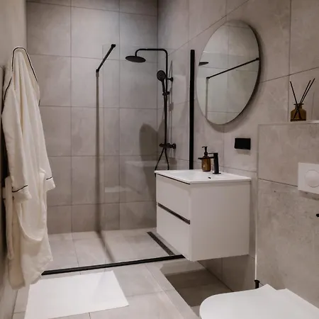 Luxury Steps Away From Station Apartment *