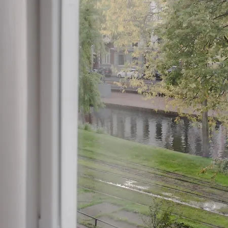 Apartment Luxury Steps Away From Station