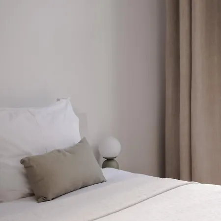 Apartment Luxury Steps Away From Station *