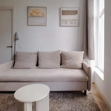 Luxury Steps Away From Station Apartment *