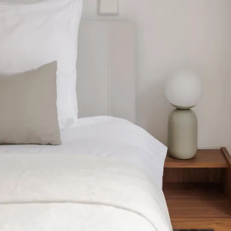 Apartment Luxury Steps Away From Station