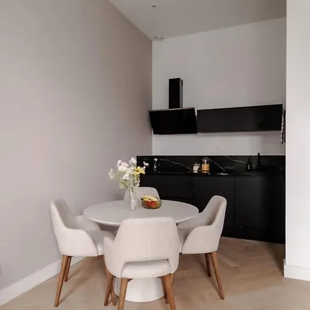 Apartment Luxury Steps Away From Station *