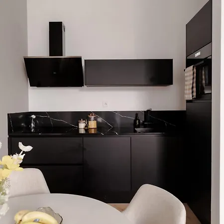 Luxury Steps Away From Station *