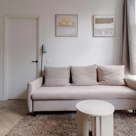 Luxury Steps Away From Station Apartment *