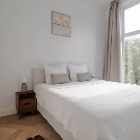 Apartment Luxury Steps Away From Station