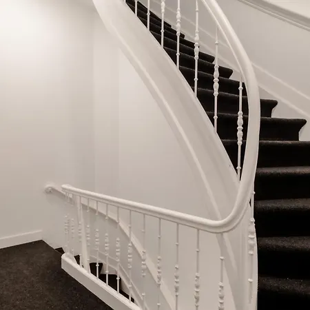 Apartment Luxury Steps Away From Station *